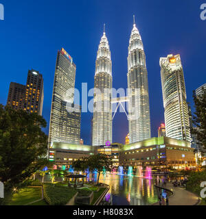 Famouse Petronas Towers bei Nacht In Kuala Lumpur, Malaysia. Stockfoto