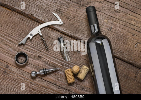 Satz von Tools zum Weingut mit Korken und Weinflasche auf Holztisch Stockfoto