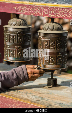 Buddhistisches Gebet Mani Wand mit Gebetsmühlen in nepalesischen Dorf am Annapurna Circuit trekking-Route, Nepal Stockfoto