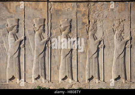 Soldaten des historischen Reiches mit Waffe in Händen. Stein Relief in antiken Stadt Persepolis, Iran. Stockfoto