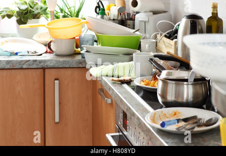 Haufen von schmutzigem Geschirr in der Küche - Compulsive Hoarding Syndrom Stockfoto
