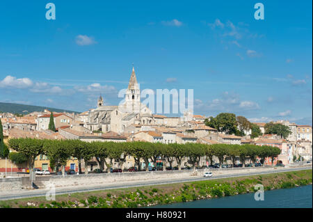 Dominiert von der Kirche, grenzt die historische Stadt von Bourg Saint-Andéol in der Ardèche der Rhône, Südfrankreich Stockfoto