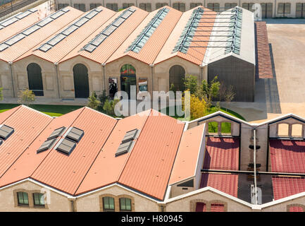 Messehallen in den revitalisierten SNCF-Werkstätten, jetzt bilden die Parc des Ateliers in Arles, Provence, Frankreich Stockfoto