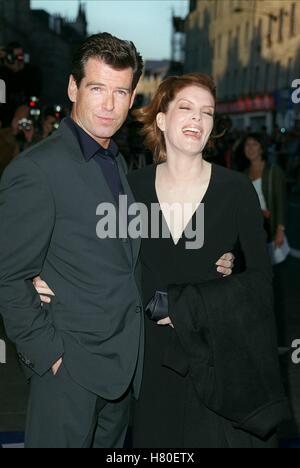 PIERCE BROSNAN & RENE RUSSO 15. August 1999 Stockfoto