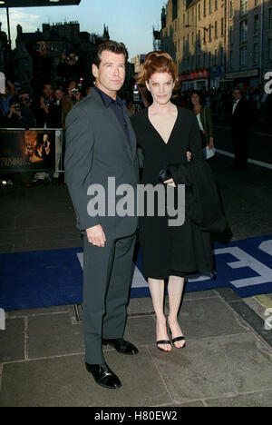 PIERCE BROSNAN & RENE RUSSO 15. August 1999 Stockfoto