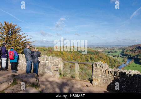 Besucher auf Symonds Yat Felsen bewundern die Aussicht des Flusses Wye Stockfoto