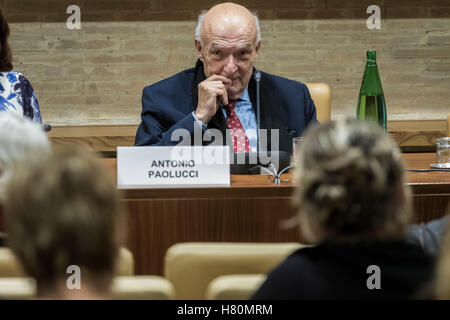 Rom, Italien. 8. November 2016. Antonio Paolucci (Direktor der Vatikanischen Museen) besucht die "Antoniazzo Romano" Ausstellung-Pressekonferenz in den Vatikanischen Museen in Rom, Italien. Antoniazzo Romano, geboren Antonio di Benedetto Aquilo Degli Aquili (c. 1430 – c. 1510) war eine italienische Frührenaissance Maler, die Leitfigur der römischen Schule während des 15. Jahrhunderts. © Giuseppe Ciccia/Pacific Press/Alamy Live-Nachrichten Stockfoto