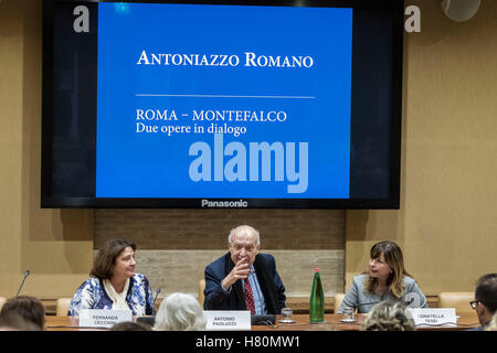 Rom, Italien. 8. November 2016. Antonio Paolucci (Direktor der Vatikanischen Museen) besucht die "Antoniazzo Romano" Ausstellung-Pressekonferenz in den Vatikanischen Museen in Rom, Italien. Antoniazzo Romano, geboren Antonio di Benedetto Aquilo Degli Aquili (c. 1430 – c. 1510) war eine italienische Frührenaissance Maler, die Leitfigur der römischen Schule während des 15. Jahrhunderts. © Giuseppe Ciccia/Pacific Press/Alamy Live-Nachrichten Stockfoto