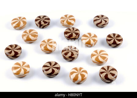 Schokolade-cremige süße Zucker auf weißem Hintergrund Stockfoto