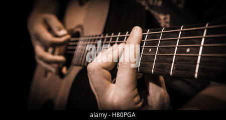 Nahaufnahme der Hände auf den Saiten einer Gitarre, Frankreich Stockfoto