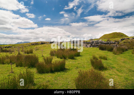 Ansicht SW als Römerstraße nähert sich NE Wall (L) & Tor der Auxiliarkastell Tomen y Mur C1stAD mit einer C11th-Motte auf NW Tor gebaut Stockfoto