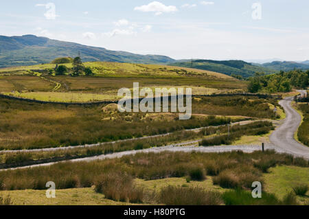 Ovale Banken des römischen Amphitheaters (Zentrum R) C1stAD Auxiliarkastell befestigt, gekennzeichnet durch eine Norman Motte hinten L, mit Tomen y Mur Trawsfynydd. Stockfoto