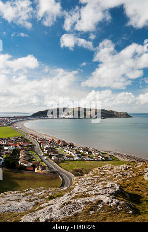 W Blick vom unteren Terrassen von den Little Orme auf den Great Orme Kalkstein Landzunge, Llandudno Stadt, direkt am Meer & Pier. Stockfoto