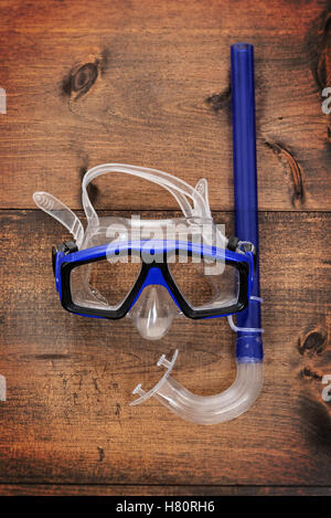 Taucherbrille und Schnorchel auf Holz Stockfoto