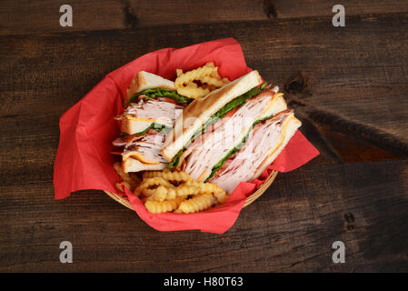 Ansicht von oben-Hähnchen-Sandwich mit Pommes frites Stockfoto