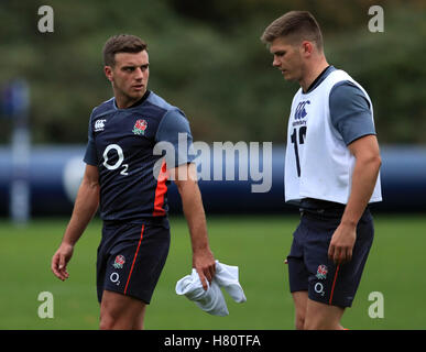 Englands George Ford (links) und Owen Farrell (rechts) während einer Trainingseinheit im Pennyhill Park, Bagshot. Stockfoto