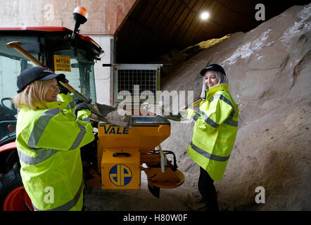 Stadtrat von Edinburgh Arbeiter Emily Lynch (rechts) und ihre Mutter Jacqueline Lynch, der im Standby-Modus als Mini-Traktor Schneepflug Fahrer bereit, den Bürgersteigen und Gehwegen von Edinburgh in den Wintermonaten deutlich werden. Ein gelbes Warnsymbol werden bewusst besteht derzeit für einen Großteil der westlich von Schottland, mit den ersten Schneeflocken erwartet, um Schottland am Dienstag Nachmittag, bevor Sie nach Süden auf die Pennines schlagen. Stockfoto