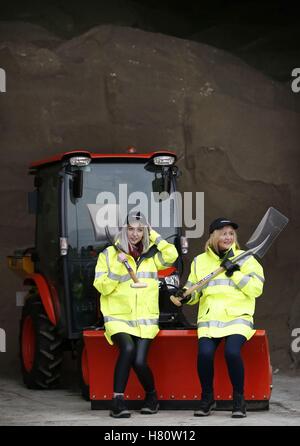 Stadtrat von Edinburgh Arbeiter Emily Lynch (links) und ihrer Mutter Jacqueline Lynch, die im Standby-Modus als Mini-Traktor Schneepflug Fahrer bereit, den Bürgersteigen und Gehwegen von Edinburgh in den Wintermonaten deutlich werden. Ein gelbes Warnsymbol werden bewusst besteht derzeit für einen Großteil der westlich von Schottland, mit den ersten Schneeflocken erwartet, um Schottland am Dienstag Nachmittag, bevor Sie nach Süden auf die Pennines schlagen. Stockfoto