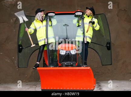 Stadtrat von Edinburgh Arbeiter Emily Lynch (links) und ihrer Mutter Jacqueline Lynch, der im Standby-Modus als Mini-Traktor Schneepflug Fahrer bereit, den Bürgersteigen und Gehwegen von Edinburgh in den Wintermonaten deutlich werden. Ein gelbes Warnsymbol werden bewusst besteht derzeit für einen Großteil der westlich von Schottland, mit den ersten Schneeflocken erwartet, um Schottland am Dienstag Nachmittag, bevor Sie nach Süden auf die Pennines schlagen. Stockfoto