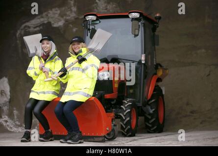 Stadtrat von Edinburgh Arbeiter Emily Lynch (links) und ihrer Mutter Jacqueline Lynch, der im Standby-Modus als Mini-Traktor Schneepflug Fahrer bereit, den Bürgersteigen und Gehwegen von Edinburgh in den Wintermonaten deutlich werden. Ein gelbes Warnsymbol werden bewusst besteht derzeit für einen Großteil der westlich von Schottland, mit den ersten Schneeflocken erwartet, um Schottland am Dienstag Nachmittag, bevor Sie nach Süden auf die Pennines schlagen. Stockfoto