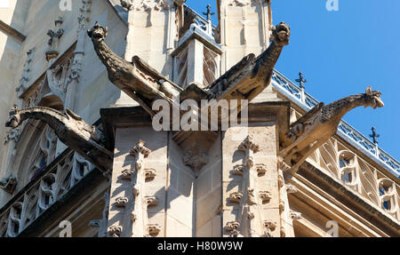 Berühmte halbe Fachwerkhaus Gebäude und Horloge in Rouen, Frankreich, Normandie, Stockfoto