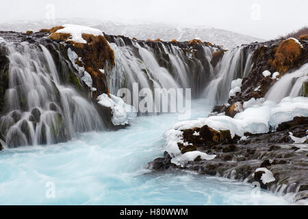 Bruarfoss-Wasserfall am Fluss Bruara im Winter, Island Stockfoto