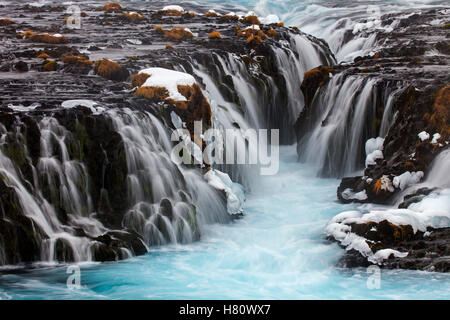 Bruarfoss-Wasserfall am Fluss Bruara im Winter, Island Stockfoto