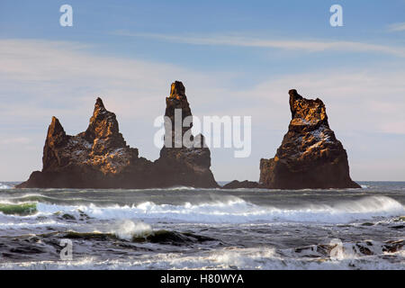 Reynisdrangar, Basalt-Meer-Stacks in der Nähe des Dorfes Vík Í Mýrdal, Süden Islands Stockfoto