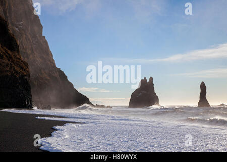 Reynisdrangar, Basalt-Meer-Stacks in der Nähe des Dorfes Vík Í Mýrdal, Süden Islands Stockfoto