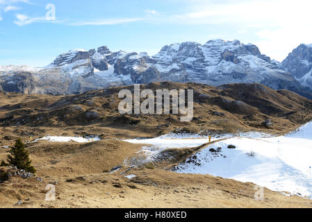 Der Skipiste mit Blick auf Dolomiti Berge, Madonna di Campiglio, Italien Stockfoto