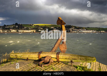 Der Anker am Kai in Appledore bei stürmischem Wetter über Instow in North Devon. Stockfoto