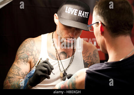 Tattoo-Künstler Ami James besucht die Tattoo Convention Kopenhagen Tinte 2013. Stockfoto