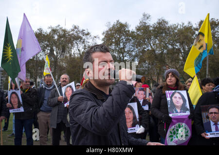 London, UK. 8. November 2016. Hundert des kurdischen Volkes protestieren gegen Großbritanniens Allianz mit türkischen Staates und seines Präsidenten Erdogan beim Houses of Parliament. Bildnachweis: Alberto Pezzali/Pacific Press/Alamy Live-Nachrichten Stockfoto