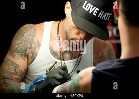 Tattoo-Künstler Ami James besucht die Tattoo Convention Kopenhagen Tinte 2013. Stockfoto