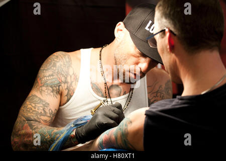 Tattoo-Künstler Ami James besucht die Tattoo Convention Kopenhagen Tinte 2013. Stockfoto