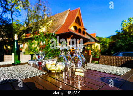 Gläser sind bereit für Aperitif auf der Terrasse, Sommertag im Land Stockfoto