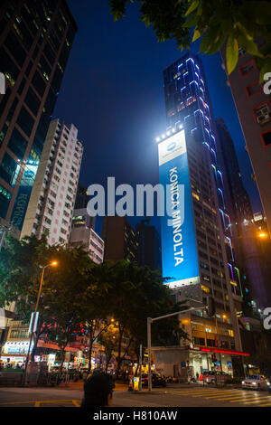 Nacht Straßenszene in Hong Kong. Bunte Neonlichter. Stockfoto