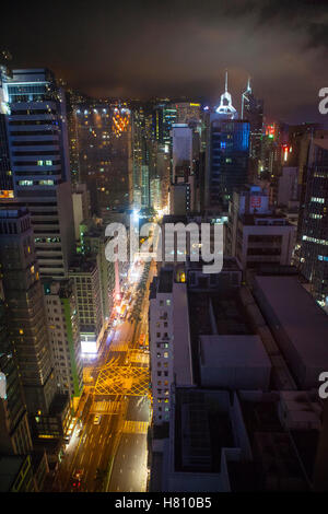 Nacht Straßenszene in Hong Kong. Bunte Neonlichter. Stockfoto