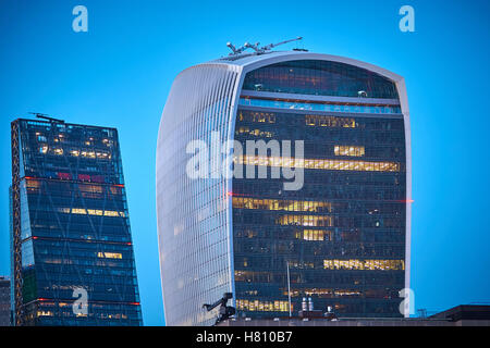 Gesamtansicht der 20 Fenchurch Street auf der rechten (aka das Walkie Talkie) und das Leadenhall Gebäude (aka der Cheesegrater) Stockfoto