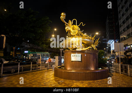 Goldene Drachenstatue bei Morrison Hill, Hong Kong. Bei Nacht. Stockfoto