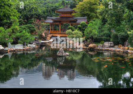 Chi Lin Nunnery, Kowloon, Hong Kong, China. An einem regnerischen Tag mit bewölktem Himmel Stockfoto
