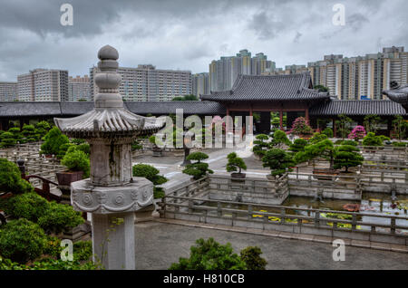 Chi Lin Nunnery, Kowloon, Hong Kong, China. An einem regnerischen Tag mit bewölktem Himmel Stockfoto