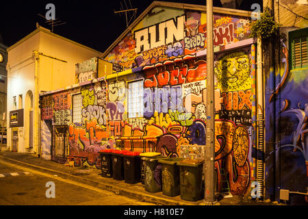 Bunte Graffiti an einem Gebäude in Townsville, Australien in der Nacht in Straßenlaterne. Stockfoto