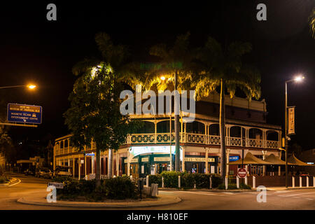 Molly Malones Irish Pub, Townsville Australia, in der Nacht. von Straßenlaterne beleuchtet Stockfoto