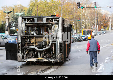 Verbrannte öffentlichen Verkehr Bus sieht man auf der Straße nach während der Fahrt Feuer gefangen und durch die Feuerwehr gelöscht. Stockfoto