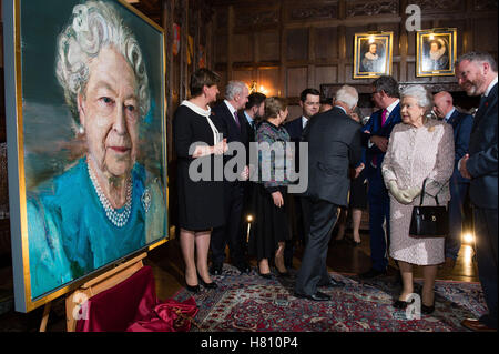 (links nach rechts) Arlene Foster erster Minister von Nordirland, Martin McGuinness stellvertretende erste Minister von Nordirland, Frances Fitzgerald Minister von Gerechtigkeit und Gleichheit Gov von Irland, James Brokenshire Staatssekretär für Nordirland, Dr. Christopher Moran Chairman Co-Operation Ireland, Königin Elizabeth II und Künstler Colin Davidson bei einem Co-Operation Ireland Empfang in Crosby Hall in London, beim Empfang der Queen enthüllt ein Porträt von sich selbst vom Künstler Colin Davidson. Stockfoto