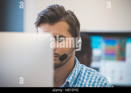 Startup-Unternehmen, Software-Entwickler arbeiten an Desktop-computer Stockfoto