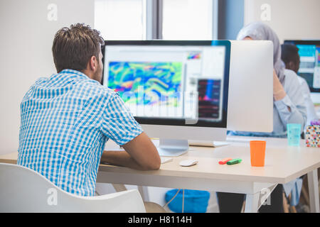 Leger gekleidet Mann arbeitet im Designstudio Stockfoto