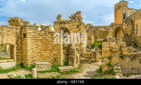 Die steinernen Mauern und Bögen und ein paar der zerstörten Spalten sind die einzige erhaltene Teile der römischen Bäder in El Kef, Tunesien. Stockfoto
