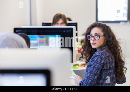 Gruppe von Unternehmern, die mit einem Computer arbeiten Stockfoto